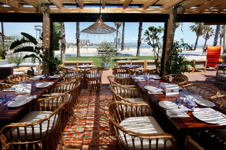 Vistas de la terraza del restaurante Tejada Mar desde su interior, con el mar a pocos metros.