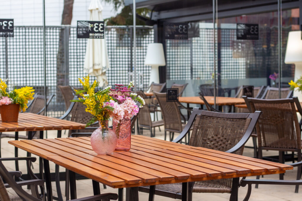 En la terraza del Abba Garden Hotel, tapas de proximidad